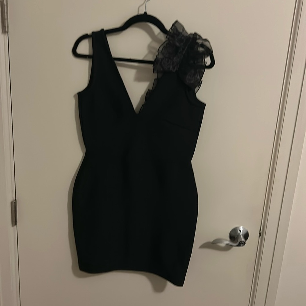 Black ruffle dress size medium  no brand bought it on the internet